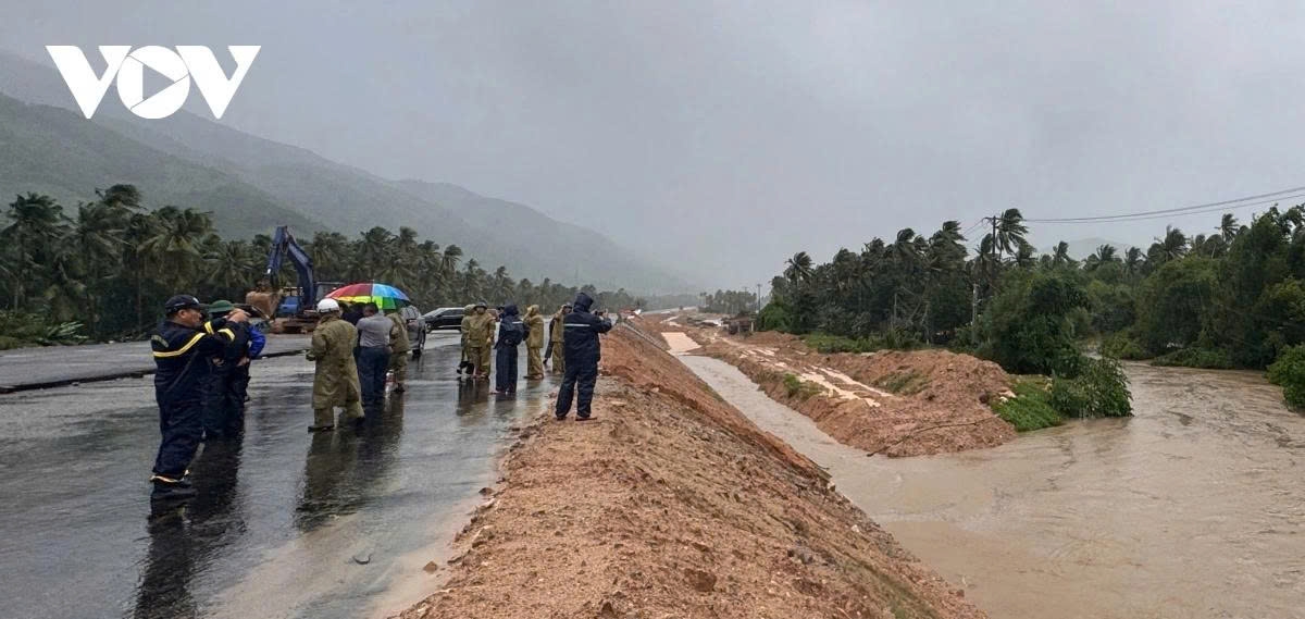 Bão số 13 đã đổ bộ đất liền, nguy cơ lũ quét và sạt lở đất rất cao